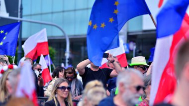 Varşova, Polonya. 25.05.2025. Rafal Trzaskowski 'nin Büyük Vatanseverler Yürüyüşü. Yüz binlerce insan demokrasiye destek vermek için yürüyor. Başkanlık adayını desteklemek için yürüyüş.