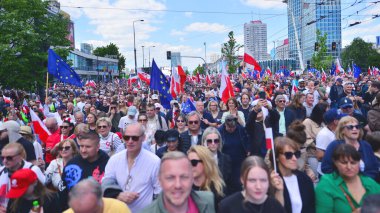 Varşova, Polonya. 25.05.2025. Rafal Trzaskowski 'nin Büyük Vatanseverler Yürüyüşü. Yüz binlerce insan demokrasiye destek vermek için yürüyor. Başkanlık adayını desteklemek için yürüyüş.