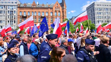 Varşova, Polonya. 25.05.2025. Rafal Trzaskowski 'nin Büyük Vatanseverler Yürüyüşü. Yüz binlerce insan demokrasiye destek vermek için yürüyor. Başkanlık adayını desteklemek için yürüyüş.
