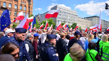 Varşova, Polonya. 25.05.2025. Rafal Trzaskowski 'nin Büyük Vatanseverler Yürüyüşü. Yüz binlerce insan demokrasiye destek vermek için yürüyor. Başkanlık adayını desteklemek için yürüyüş.