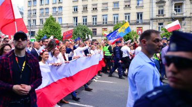 Varşova, Polonya. 25.05.2025. Rafal Trzaskowski 'nin Büyük Vatanseverler Yürüyüşü. Yüz binlerce insan demokrasiye destek vermek için yürüyor. Başkanlık adayını desteklemek için yürüyüş.