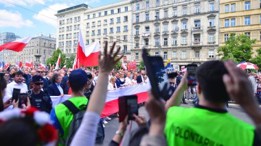 Varşova, Polonya. 25.05.2025. Rafal Trzaskowski 'nin Büyük Vatanseverler Yürüyüşü. Yüz binlerce insan demokrasiye destek vermek için yürüyor. Başkanlık adayını desteklemek için yürüyüş.