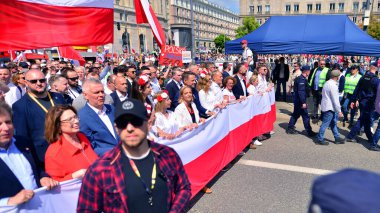 Varşova, Polonya. 25.05.2025. Rafal Trzaskowski 'nin Büyük Vatanseverler Yürüyüşü. Yüz binlerce insan demokrasiye destek vermek için yürüyor. Başkanlık adayını desteklemek için yürüyüş.