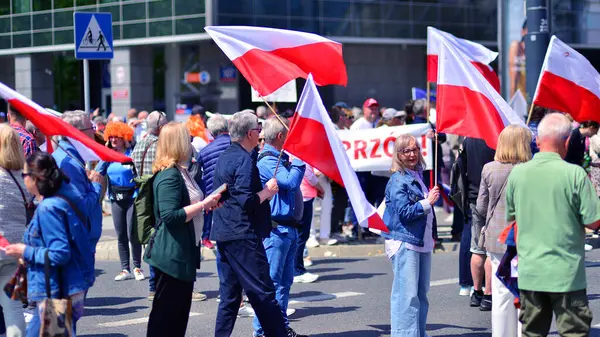 Varşova, Polonya. 25.05.2025. Rafal Trzaskowski 'nin Büyük Vatanseverler Yürüyüşü. Yüz binlerce insan demokrasiye destek vermek için yürüyor. Başkanlık adayını desteklemek için yürüyüş.
