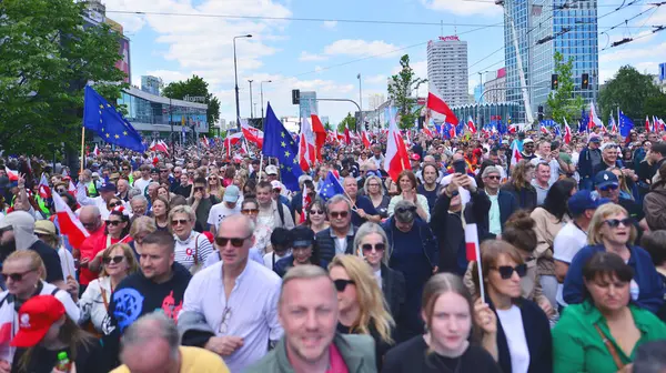 Varşova, Polonya. 25.05.2025. Rafal Trzaskowski 'nin Büyük Vatanseverler Yürüyüşü. Yüz binlerce insan demokrasiye destek vermek için yürüyor. Başkanlık adayını desteklemek için yürüyüş.