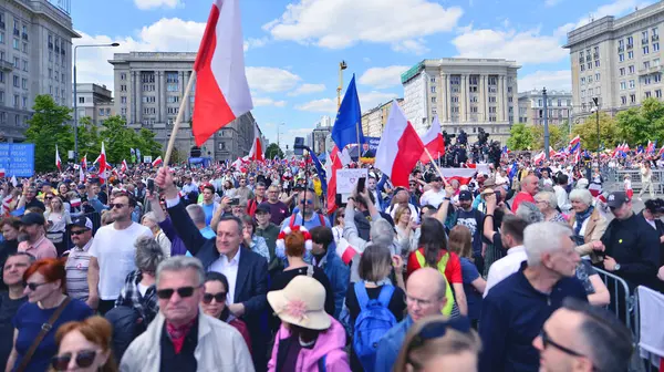 Varşova, Polonya. 25.05.2025. Rafal Trzaskowski 'nin Büyük Vatanseverler Yürüyüşü. Yüz binlerce insan demokrasiye destek vermek için yürüyor. Başkanlık adayını desteklemek için yürüyüş.