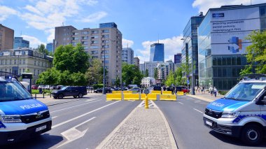 Varşova, Polonya. 25.05.2025. Polis arabasında polis işareti var. Polonya polisi.