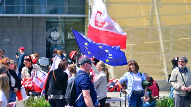 Varşova, Polonya. 25.05.2025. Rafal Trzaskowski 'nin Büyük Vatanseverler Yürüyüşü. Yüz binlerce insan demokrasiye destek vermek için yürüyor. Başkanlık adayını desteklemek için yürüyüş.