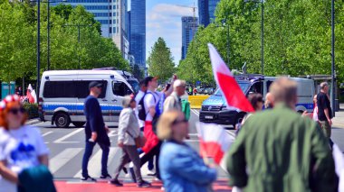 Varşova, Polonya. 25.05.2025. Rafal Trzaskowski 'nin Büyük Vatanseverler Yürüyüşü. Yüz binlerce insan demokrasiye destek vermek için yürüyor. Başkanlık adayını desteklemek için yürüyüş.