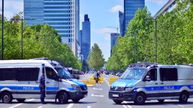 Varşova, Polonya. 25.05.2025. Polis arabasında polis işareti var. Polonya polisi.