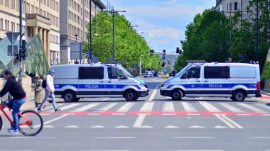 Varşova, Polonya. 25.05.2025. Polis arabasında polis işareti var. Polonya polisi.