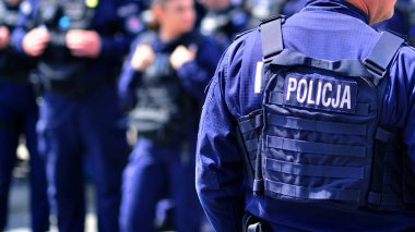 Polis imzası. Polis üniformasının arkasında logo var. Polis..