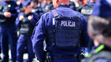 Polis imzası. Polis üniformasının arkasında logo var. Polis..