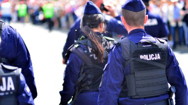 Polis imzası. Polis üniformasının arkasında logo var. Polis..