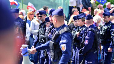 Varşova, Polonya. 25 Mayıs 2025. Polis birimleri gösterileri güvence altına alıyor.
