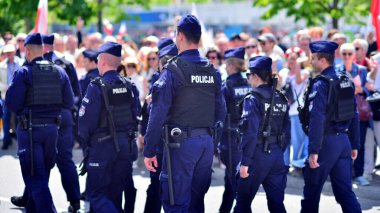 Varşova, Polonya. 25 Mayıs 2025. Polis birimleri gösterileri güvence altına alıyor.