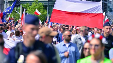 Varşova, Polonya. 25.05.2025. Rafal Trzaskowski 'nin Büyük Vatanseverler Yürüyüşü. Yüz binlerce insan demokrasiye destek vermek için yürüyor. Başkanlık adayını desteklemek için yürüyüş.