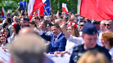 Varşova, Polonya. 25.05.2025. Rafal Trzaskowski 'nin Büyük Vatanseverler Yürüyüşü. Yüz binlerce insan demokrasiye destek vermek için yürüyor. Başkanlık adayını desteklemek için yürüyüş.