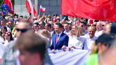 Varşova, Polonya. 25.05.2025. Rafal Trzaskowski 'nin Büyük Vatanseverler Yürüyüşü. Yüz binlerce insan demokrasiye destek vermek için yürüyor. Başkanlık adayını desteklemek için yürüyüş.