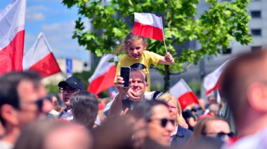 Varşova, Polonya. 25.05.2025. Rafal Trzaskowski 'nin Büyük Vatanseverler Yürüyüşü. Yüz binlerce insan demokrasiye destek vermek için yürüyor. Başkanlık adayını desteklemek için yürüyüş.