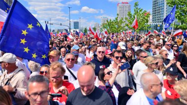 Varşova, Polonya. 25.05.2025. Rafal Trzaskowski 'nin Büyük Vatanseverler Yürüyüşü. Yüz binlerce insan demokrasiye destek vermek için yürüyor. Başkanlık adayını desteklemek için yürüyüş.