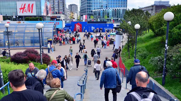 Varşova, Polonya. 25.05.2025. Merkez şehirdeki Patelnia Meydanı 'nda bir sürü insan var. Konuşma dilindeki isim. Şehir haritasında sakinler, turistler ve binalarla önemli bir iletişim noktası.