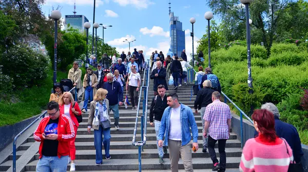 Varşova, Polonya. 25.05.2025. Merkez şehirdeki Patelnia Meydanı 'nda bir sürü insan var. Konuşma dilindeki isim. Şehir haritasında sakinler, turistler ve binalarla önemli bir iletişim noktası.