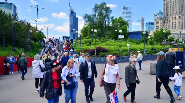 Varşova, Polonya. 25.05.2025. Merkez şehirdeki Patelnia Meydanı 'nda bir sürü insan var. Konuşma dilindeki isim. Şehir haritasında sakinler, turistler ve binalarla önemli bir iletişim noktası.
