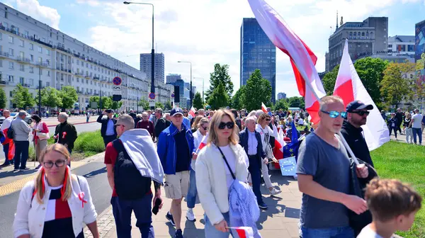 Varşova, Polonya. 25.05.2025. Rafal Trzaskowski 'nin Büyük Vatanseverler Yürüyüşü. Yüz binlerce insan demokrasiye destek vermek için yürüyor. Başkanlık adayını desteklemek için yürüyüş.