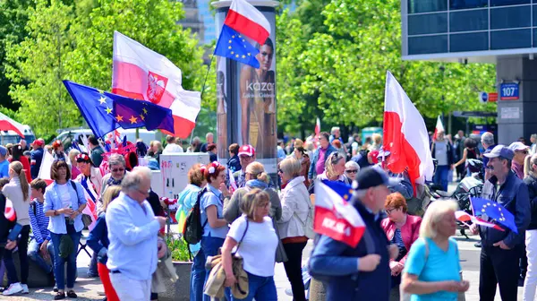 Varşova, Polonya. 25.05.2025. Rafal Trzaskowski 'nin Büyük Vatanseverler Yürüyüşü. Yüz binlerce insan demokrasiye destek vermek için yürüyor. Başkanlık adayını desteklemek için yürüyüş.
