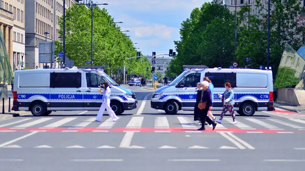 Varşova, Polonya. 25.05.2025. Polis arabasında polis işareti var. Polonya polisi.
