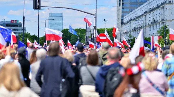 Varşova, Polonya. 25.05.2025. Rafal Trzaskowski 'nin Büyük Vatanseverler Yürüyüşü. Yüz binlerce insan demokrasiye destek vermek için yürüyor. Başkanlık adayını desteklemek için yürüyüş.