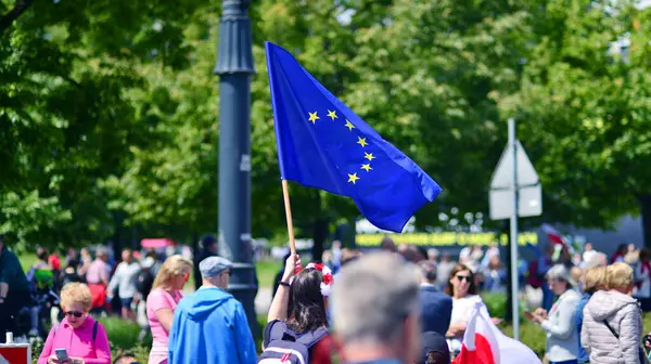 Varşova, Polonya. 25.05.2025. Rafal Trzaskowski 'nin Büyük Vatanseverler Yürüyüşü. Yüz binlerce insan demokrasiye destek vermek için yürüyor. Başkanlık adayını desteklemek için yürüyüş.