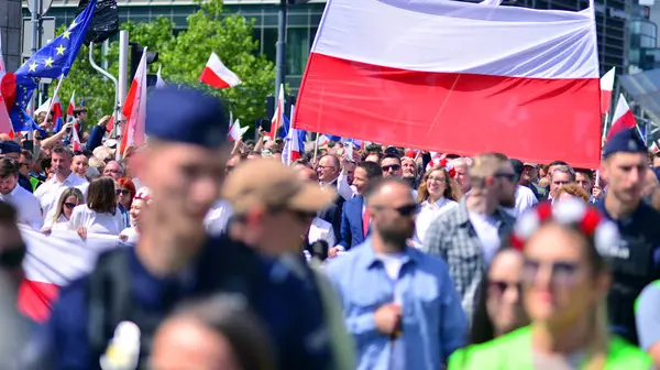 Varşova, Polonya. 25.05.2025. Rafal Trzaskowski 'nin Büyük Vatanseverler Yürüyüşü. Yüz binlerce insan demokrasiye destek vermek için yürüyor. Başkanlık adayını desteklemek için yürüyüş.
