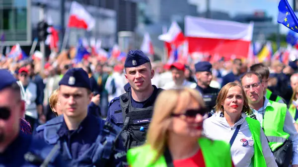 Varşova, Polonya. 25.05.2025. Rafal Trzaskowski 'nin Büyük Vatanseverler Yürüyüşü. Yüz binlerce insan demokrasiye destek vermek için yürüyor. Başkanlık adayını desteklemek için yürüyüş.