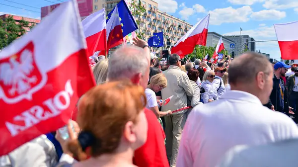 Varşova, Polonya. 25.05.2025. Rafal Trzaskowski 'nin Büyük Vatanseverler Yürüyüşü. Yüz binlerce insan demokrasiye destek vermek için yürüyor. Başkanlık adayını desteklemek için yürüyüş.