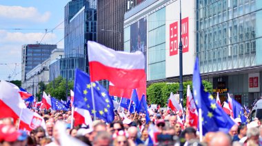 Varşova, Polonya. 25.05.2025. Rafal Trzaskowski 'nin Büyük Vatanseverler Yürüyüşü. Yüz binlerce insan demokrasiye destek vermek için yürüyor. Başkanlık adayını desteklemek için yürüyüş.