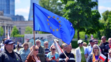 Varşova, Polonya. 25.05.2025. Rafal Trzaskowski 'nin Büyük Vatanseverler Yürüyüşü. Yüz binlerce insan demokrasiye destek vermek için yürüyor. Başkanlık adayını desteklemek için yürüyüş.