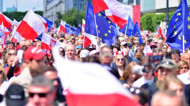 Varşova, Polonya. 25.05.2025. Rafal Trzaskowski 'nin Büyük Vatanseverler Yürüyüşü. Yüz binlerce insan demokrasiye destek vermek için yürüyor. Başkanlık adayını desteklemek için yürüyüş.