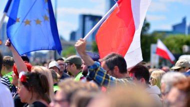 Varşova, Polonya. 25.05.2025. Rafal Trzaskowski 'nin Büyük Vatanseverler Yürüyüşü. Yüz binlerce insan demokrasiye destek vermek için yürüyor. Başkanlık adayını desteklemek için yürüyüş.