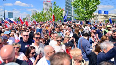Varşova, Polonya. 25.05.2025. Rafal Trzaskowski 'nin Büyük Vatanseverler Yürüyüşü. Yüz binlerce insan demokrasiye destek vermek için yürüyor. Başkanlık adayını desteklemek için yürüyüş.