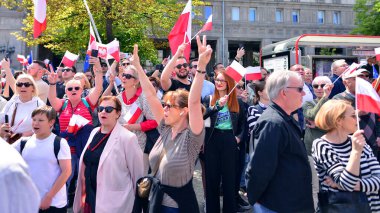 Varşova, Polonya. 25.05.2025. Rafal Trzaskowski 'nin Büyük Vatanseverler Yürüyüşü. Yüz binlerce insan demokrasiye destek vermek için yürüyor. Başkanlık adayını desteklemek için yürüyüş.