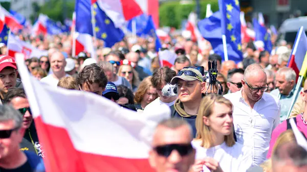 Varşova, Polonya. 25.05.2025. Rafal Trzaskowski 'nin Büyük Vatanseverler Yürüyüşü. Yüz binlerce insan demokrasiye destek vermek için yürüyor. Başkanlık adayını desteklemek için yürüyüş.