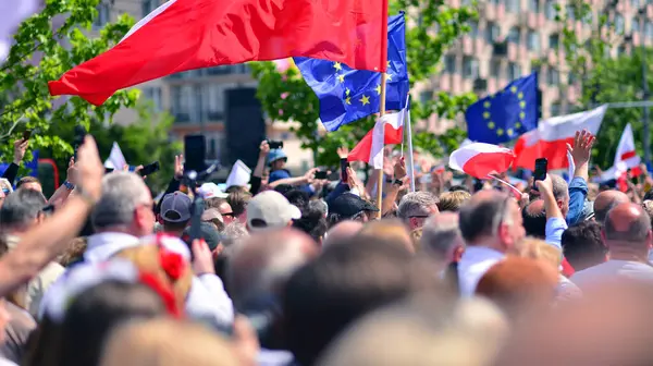 Varşova, Polonya. 25.05.2025. Rafal Trzaskowski 'nin Büyük Vatanseverler Yürüyüşü. Yüz binlerce insan demokrasiye destek vermek için yürüyor. Başkanlık adayını desteklemek için yürüyüş.