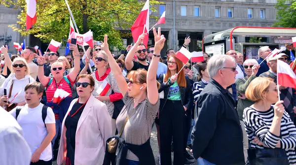 Varşova, Polonya. 25.05.2025. Rafal Trzaskowski 'nin Büyük Vatanseverler Yürüyüşü. Yüz binlerce insan demokrasiye destek vermek için yürüyor. Başkanlık adayını desteklemek için yürüyüş.