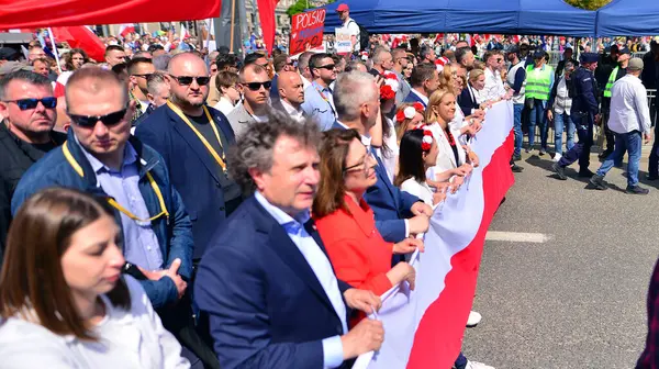 Varşova, Polonya. 25.05.2025. Rafal Trzaskowski 'nin Büyük Vatanseverler Yürüyüşü. Yüz binlerce insan demokrasiye destek vermek için yürüyor. Başkanlık adayını desteklemek için yürüyüş.