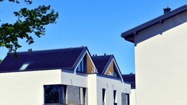 Modern görünüşlü konutlar. Yeni geliştirilmiş konutlarda teraslı aile evleri. Banliyödeki emlak piyasası. Yeni bir gelişim bölgesinde yeni tek kişilik aile evleri. 