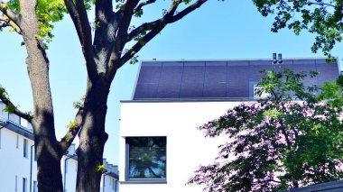 Modern görünüşlü konutlar. Yeni geliştirilmiş konutlarda teraslı aile evleri. Banliyödeki emlak piyasası. Yeni bir gelişim bölgesinde yeni tek kişilik aile evleri. 