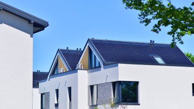 Modern görünüşlü konutlar. Yeni geliştirilmiş konutlarda teraslı aile evleri. Banliyödeki emlak piyasası. Yeni bir gelişim bölgesinde yeni tek kişilik aile evleri. 