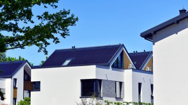 Modern görünüşlü konutlar. Yeni geliştirilmiş konutlarda teraslı aile evleri. Banliyödeki emlak piyasası. Yeni bir gelişim bölgesinde yeni tek kişilik aile evleri. 